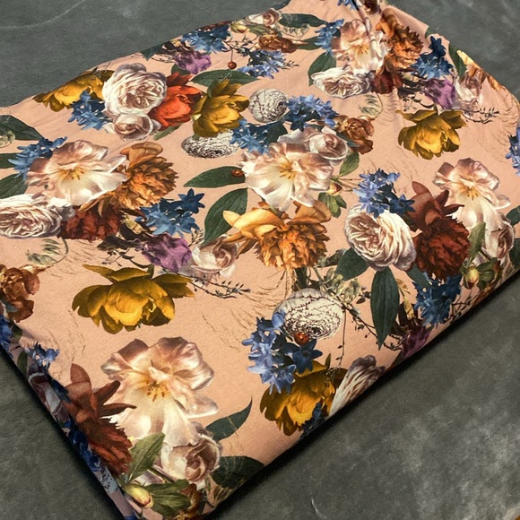 Posh Peanut Limited Edition Phoebe Plush Reversible Blanket - Picture 1 of 9